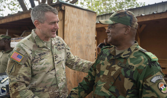 Generálporučík armády USA Jonathan Braga sa 12. júna 2023 stretol s generálmajorom Moussom Barmouom na leteckej základni 101 v Nigeri.
