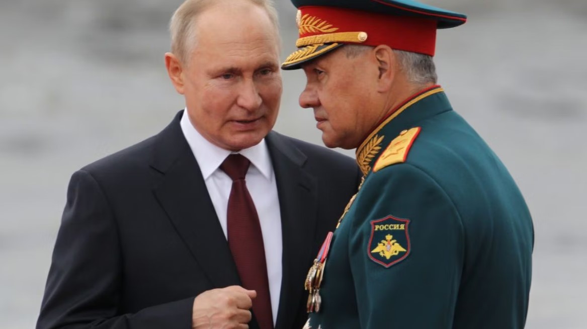 Ruský prezident Vladimir Putin hovorí s ministrom obrany Sergejom Šojgu počas vojenskej prehliadky pri príležitosti Dňa ruského námorníctva (Michail Svetlov/Getty Images)